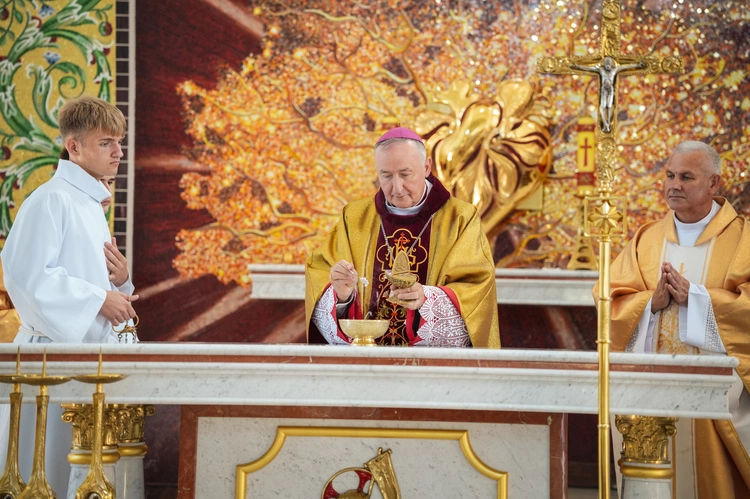 Bp Andrzej Jeż dedykował Bogu na własność kościół w Pogórskiej Woli