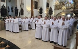 Błogosławieństwo biskupa łowickiego przyjęło 54 mężczyzn w różnym wieku i z różnych parafii.