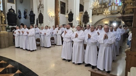 Błogosławieństwo biskupa łowickiego przyjęło 54 mężczyzn w różnym wieku i z różnych parafii.