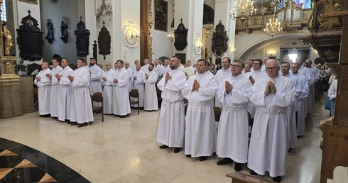 Błogosławieństwo biskupa łowickiego przyjęło 54 mężczyzn w różnym wieku i z różnych parafii.