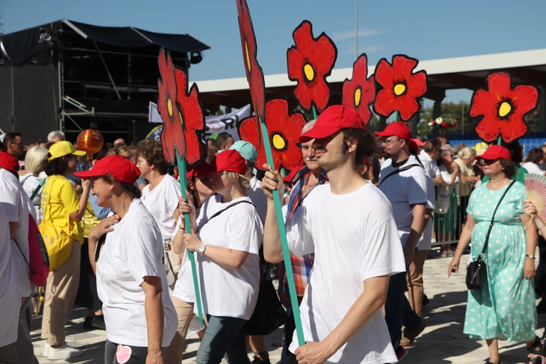 Barwna parada zgromadziła ok. 3 tysięcy uczestników i kilkadziesiąt tysięcy obserwatorów.