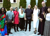 Abp Adrian Galbas: Migrantom się to po prostu należy