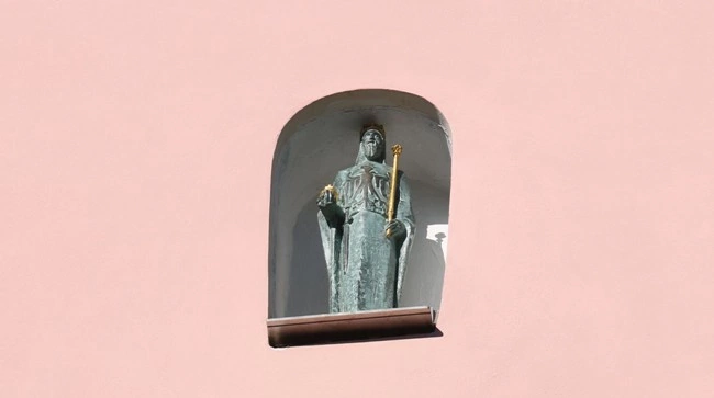 Rzeźba przedstawiająca króla Kazimierza Wielkiego znajduje się w niszy na fasadzie Domu Esterski.