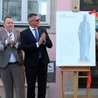 Tablicę informującą o rzeźbie odsłonili (od prawej): prof. Krzysztof Nitsch, Rafał Rajkowski, Łukasz Molenda i Leszek Ruszczyk.