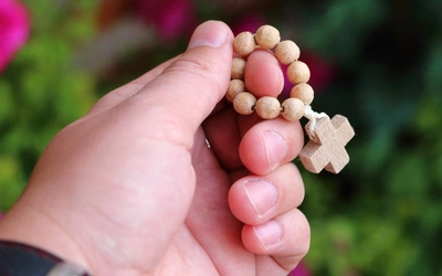 Żołnierze z różańcami, mężczyźni na wzór kobiety. Męskie wspólnoty rosną jak grzyby po deszczu