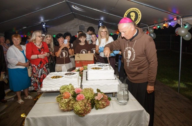 Tort Jubileuszowy pokroił biskup radomski.