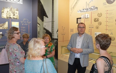 Po wystawie "Opoczyńskie dziedzictwo ceramiczne" oprowadzał Adam Grabowski.