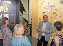 Po wystawie "Opoczyńskie dziedzictwo ceramiczne" oprowadzał Adam Grabowski.