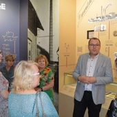 Po wystawie "Opoczyńskie dziedzictwo ceramiczne" oprowadzał Adam Grabowski.