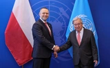 Prezydent RP Karol Nawrocki (L) i sekretarz generalny ONZ Antonio Guterres (P) 