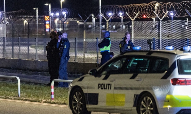 Policja przy lotnisku w Kopenhadze, 22 września, wieczór