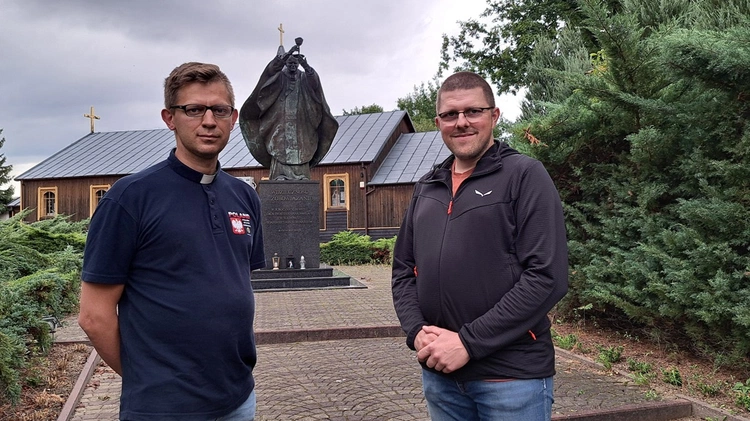 Na spotkanie zapraszają ks. Grzegorz Opiela i Bartosz Sałaj.