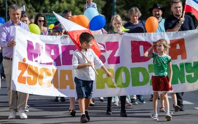 Na czele pochodu niesiony był baner, a uczestnicy dostali baloniki i flagi.