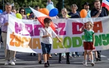 Na czele pochodu niesiony był baner, a uczestnicy dostali baloniki i flagi.