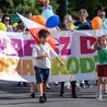 Na czele pochodu niesiony był baner, a uczestnicy dostali baloniki i flagi.