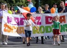 Na czele pochodu niesiony był baner, a uczestnicy dostali baloniki i flagi.