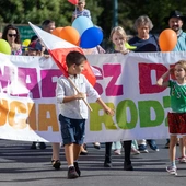 Na czele pochodu niesiony był baner, a uczestnicy dostali baloniki i flagi.