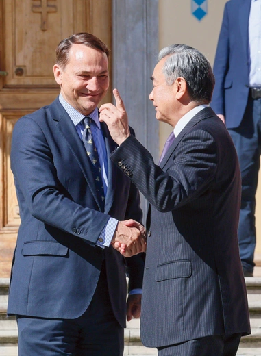 Po zamknięciu przez stronę polską przejść granicznych z Białorusią do Warszawy przyjechał Wang Yi, minister spraw zagranicznych Chińskiej Republiki Ludowej. Spotkał się z ministrem spraw zagranicznych RP Radosławem Sikorskim.