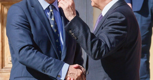 Po zamknięciu przez stronę polską przejść granicznych z Białorusią do Warszawy przyjechał Wang Yi, minister spraw zagranicznych Chińskiej Republiki Ludowej. Spotkał się z ministrem spraw zagranicznych RP Radosławem Sikorskim.