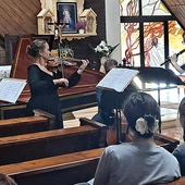 Zespół Music in My Mind w kościele Znalezienia Krzyża Świętego. 