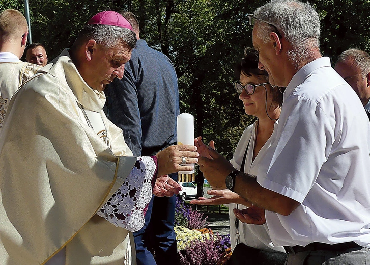 Nowe pary rejonowe Domowego Kościoła przyjęły błogosławieństwo do posługi.