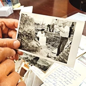 Na historycznym zdjęciu: ks. prał. Józef Szczypta nad planami budowy świątyni. 