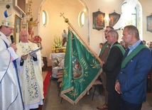Podczas liturgii abp Wojda poświęcił sztandar Męskich Róż Różańcowych im. św. Izydora. 