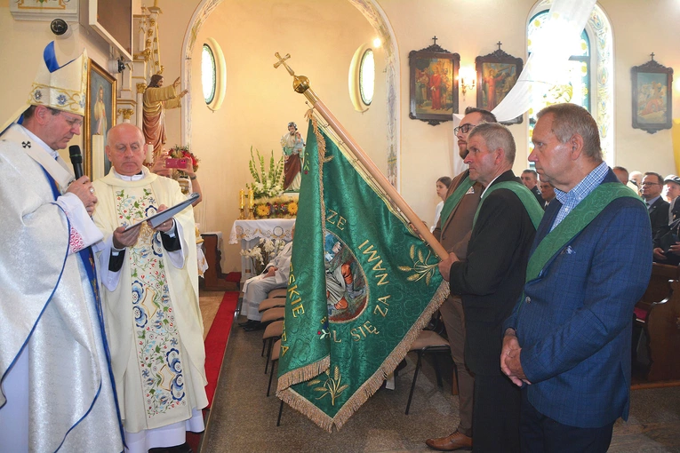 Podczas liturgii abp Wojda poświęcił sztandar Męskich Róż Różańcowych im. św. Izydora. 