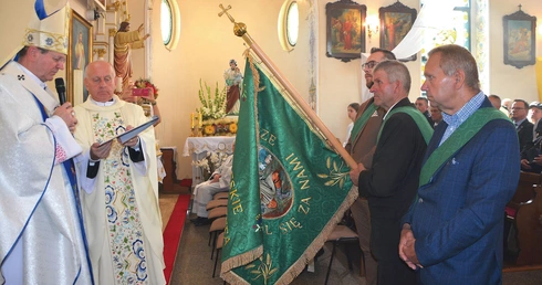 Podczas liturgii abp Wojda poświęcił sztandar Męskich Róż Różańcowych im. św. Izydora. 