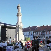 Uroczystości rocznicowe  pod pomnikiem na toszeckim rynku. 