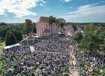 Plac przy bazylice wypełnił się wiernymi.