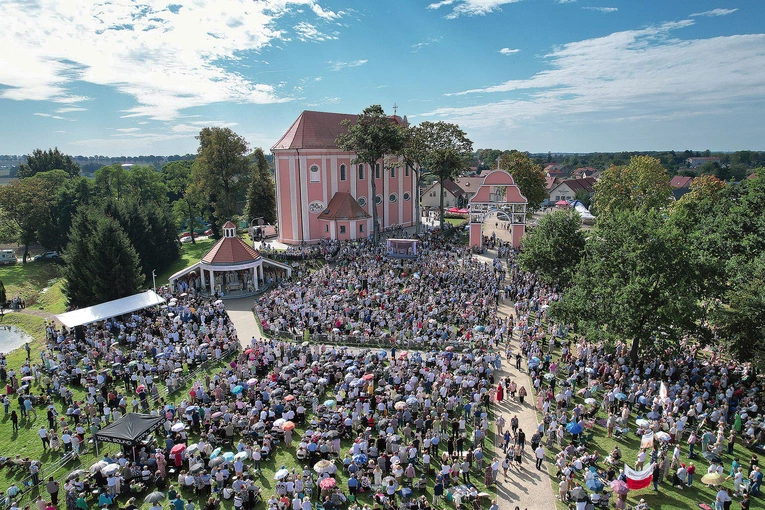Plac przy bazylice wypełnił się wiernymi.