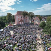 Plac przy bazylice wypełnił się wiernymi.