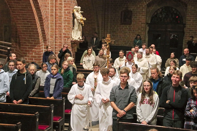 Pielgrzymi w rudzkim sanktuarium Matki Bożej Pokornej.