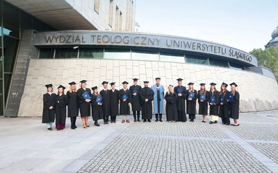 Pamiątkowe zdjęcie uczestników spotkania z profesorami.