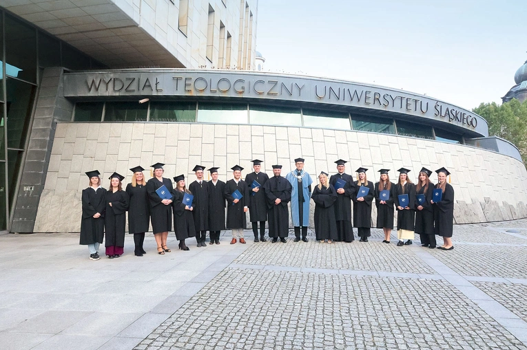 Pamiątkowe zdjęcie uczestników spotkania z profesorami.
