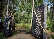 O. Kulig pobłogosławił obelisk z tekstem modlitwy św. Franciszka.