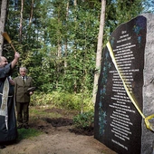 O. Kulig pobłogosławił obelisk z tekstem modlitwy św. Franciszka.