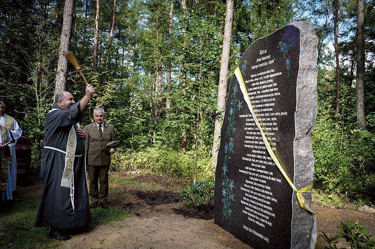 O. Kulig pobłogosławił obelisk z tekstem modlitwy św. Franciszka.