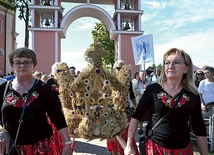 Jeden z wieńców żniwnych nawiązywał formą do koron ze Skrzatusza.   