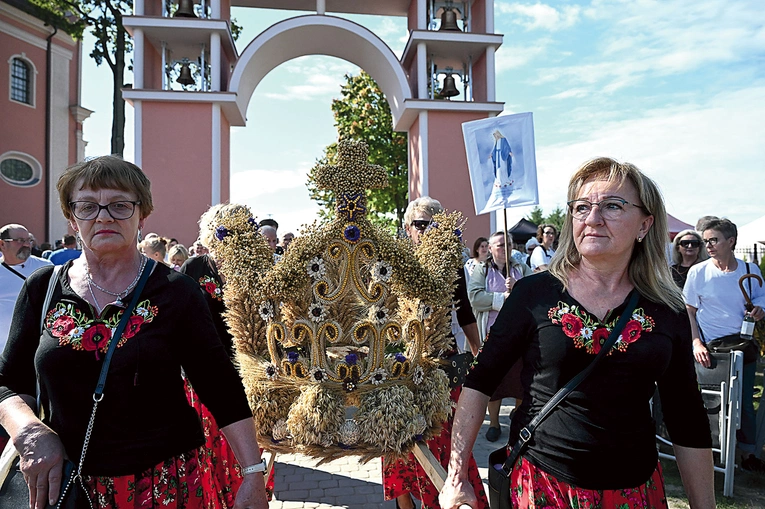 Jeden z wieńców żniwnych nawiązywał formą do koron ze Skrzatusza.   