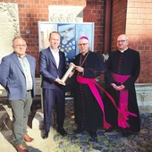 Skarb znaleziony  w kapsule czasu łączy sferę duchową i świecką dawnych  oraz obecnych mieszkańców miasta.