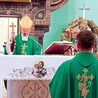 Ks. Gamza otrzymał krzyż misyjny z rąk bp. Grzegorza Olszowskiego.