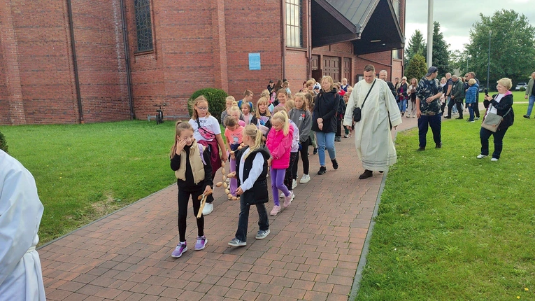  Od ponad 20 lat dzieci i młodzież ruszają do swojego patrona. 