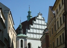 Pierwszym miejscem pochówku poety był lubelski kościół ojców dominikanów. 
