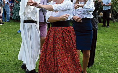 Jubileuszowa potańcówka proboszcza z gaździnami. 