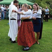 Jubileuszowa potańcówka proboszcza z gaździnami. 