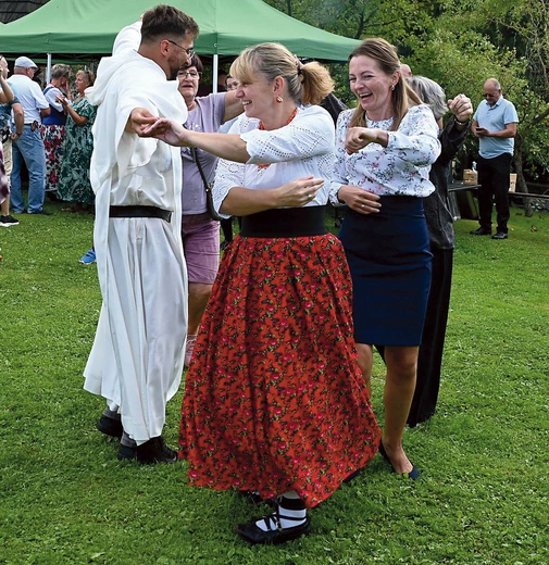 Jubileuszowa potańcówka proboszcza z gaździnami. 