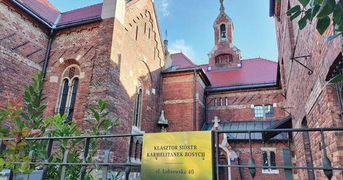 W planie dnia sióstr jest wiele godzin cichej modlitwy.