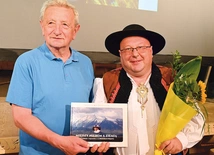 Kazimierz Tischner (z lewej), brat Józefa, i ks. Zbigniew Pytel, autor albumu „Między niebem a ziemią. Tischner – tajemnice górskiego piękna”.